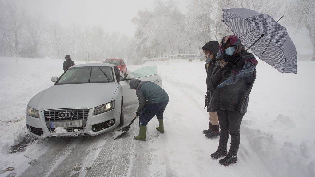 Coche atrapado por la nieve