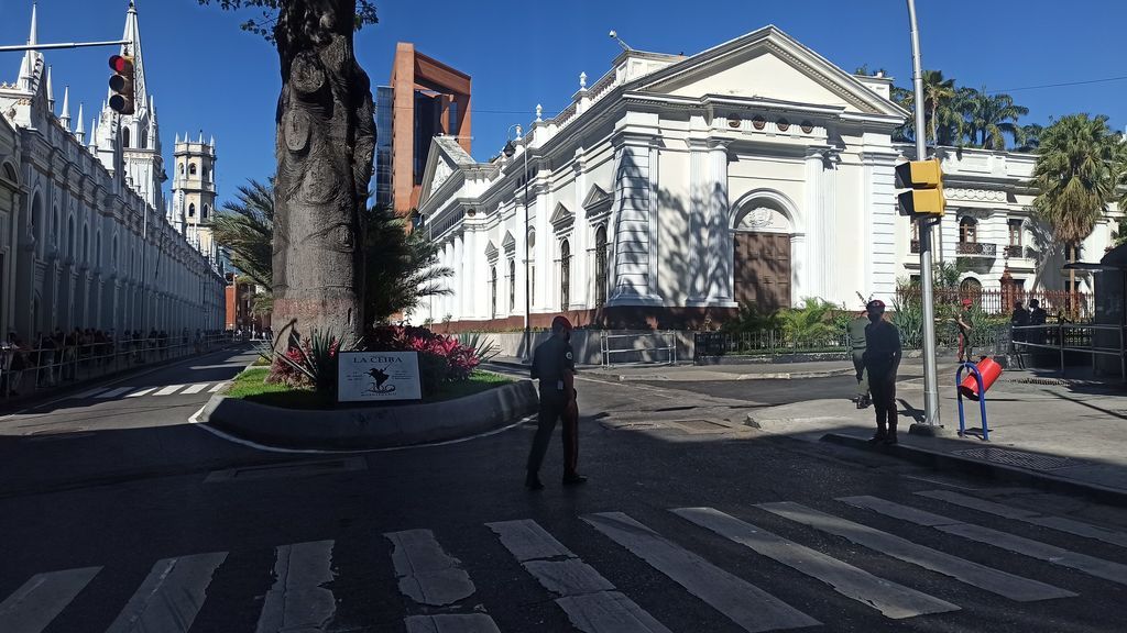 Se instala el parlamento de mayoría chavista en Venezuela que otorga más poder a Maduro. Se instala el parlamento de mayoría chavista en Venezuela que otorga más poder a Maduro.