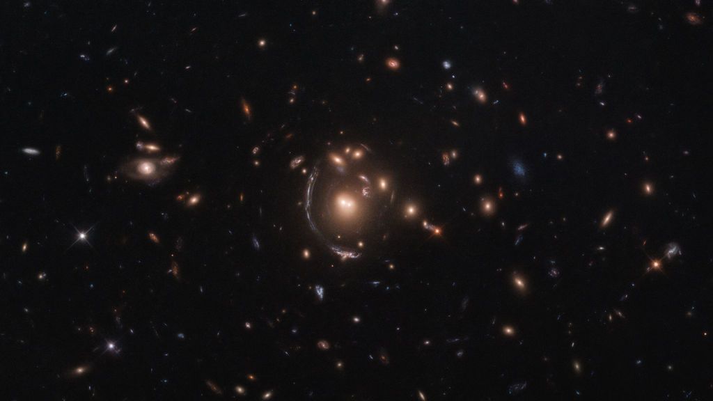 La galaxia LRG-3-817 a través de lentes gravitacionales