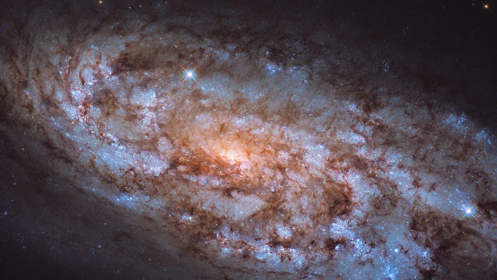 Las franjas azules de la galaxia NGC 1792