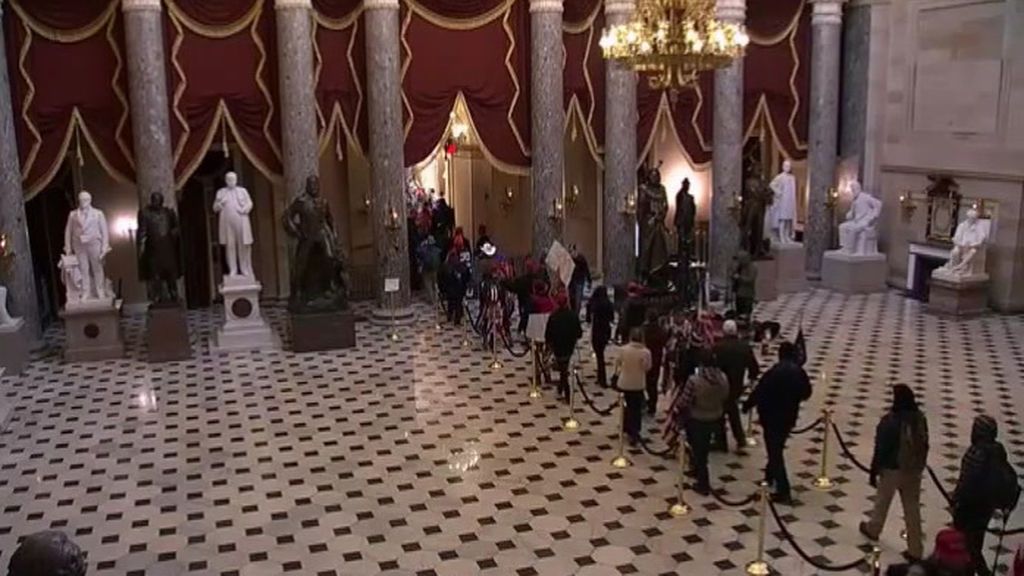Momento en el que los partidarios de Trump entran al Capitolio