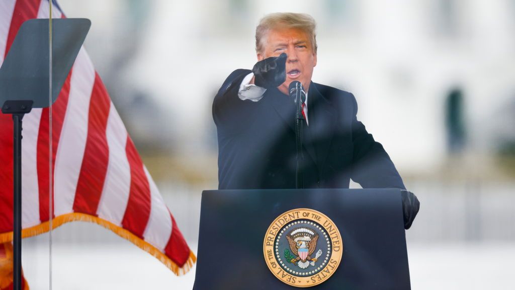 Un mitin de Trump, el origen de la toma del Capitolio: "Nunca nos daremos por vencidos" Un mitin de Trump, el origen de la toma del Capitolio: "Nunca nos daremos por vencidos"