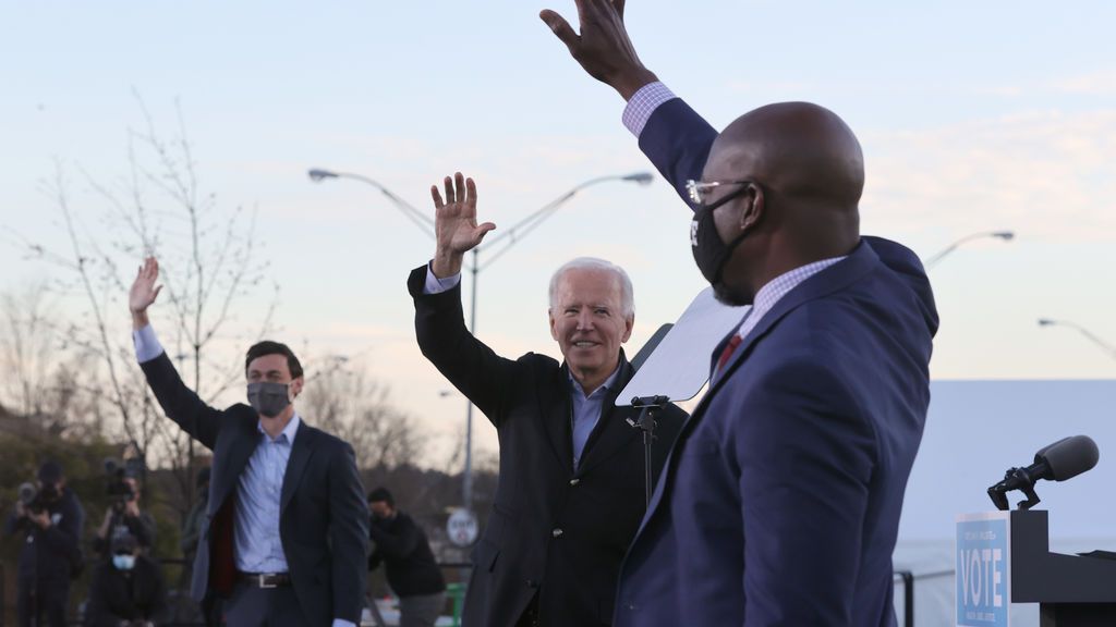 El demócrata Raphael Warnock gana su escaño y pone a los demócratas a un paso de controlar el Senado El demócrata Raphael Warnock gana su escaño y pone a los demócratas a un paso de controlar el Senado