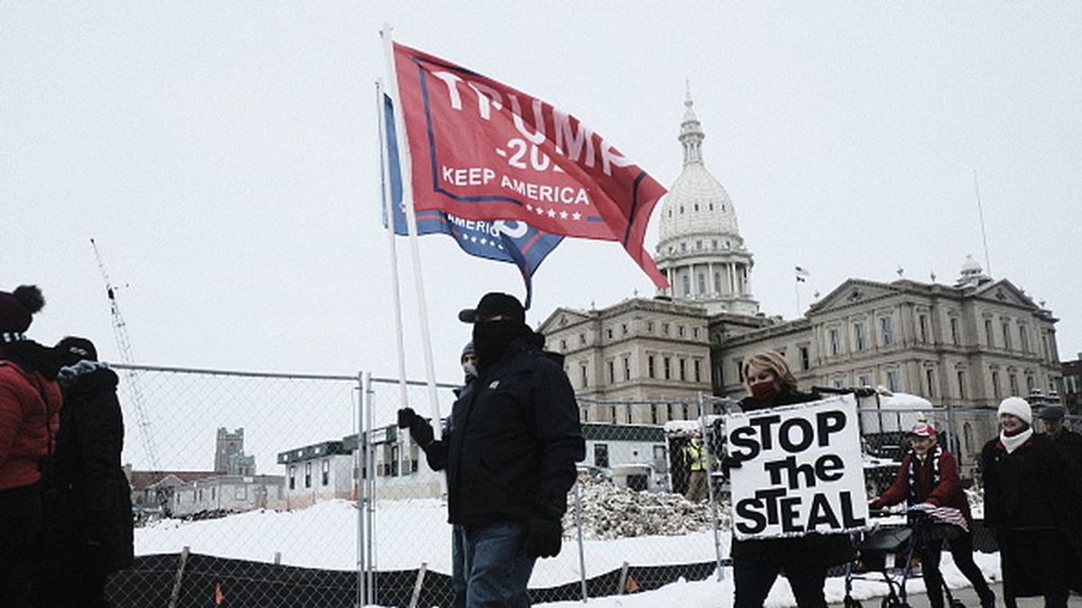 Manifestantes a favor de Trump camino del Capitolio