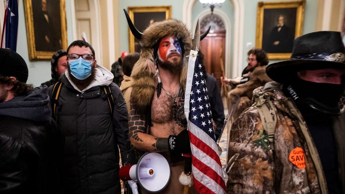 Q-shaman, el hombre que asaltó el Capitolio vestido de guerrero sioux Q-shaman, el hombre que asaltó el Capitolio vestido de guerrero sioux