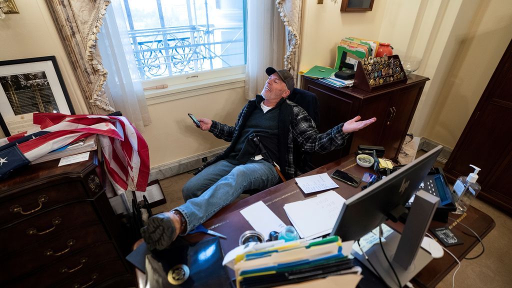Un seguidor de Trump, sentado en el despacho de Nancy Pelosi