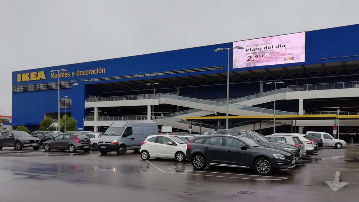 Tienda de Ikea Alfafar aislada y sin clientes Tienda de Ikea Alfafar aislada y sin clientes