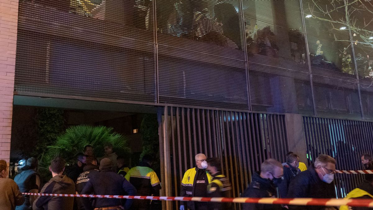 Juan Carlos tras salvar a su madre del incendio de la residencia de Sevilla: “He vivido la pesadilla del bombero” Juan Carlos tras salvar a su madre del incendio de la residencia de Sevilla: “He vivido la pesadilla del bombero”