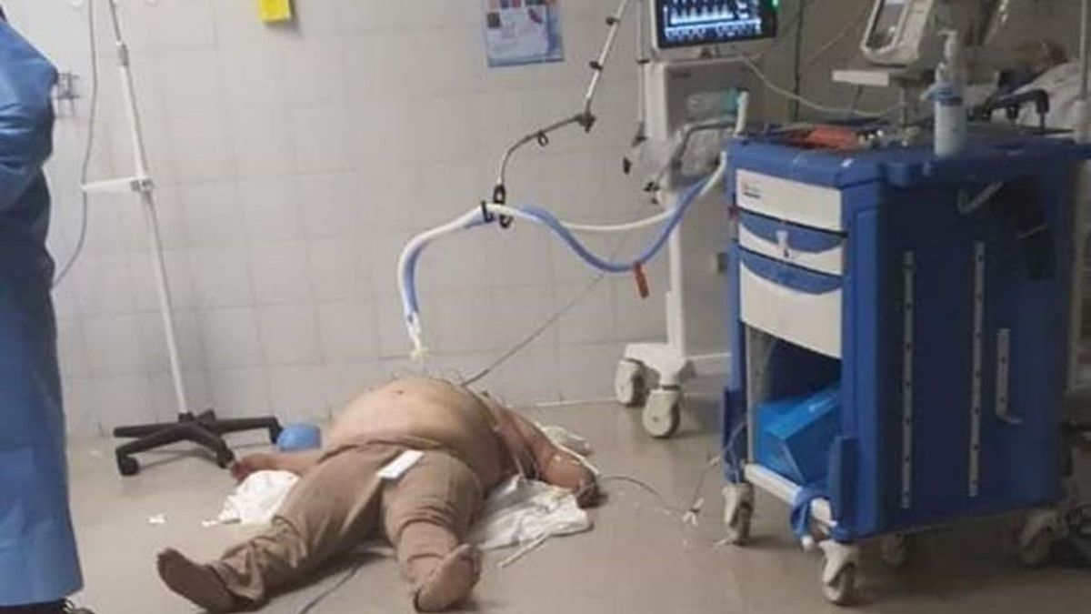La foto de un paciente en el suelo de un hospital de México se viraliza y las autoridades explican el caso