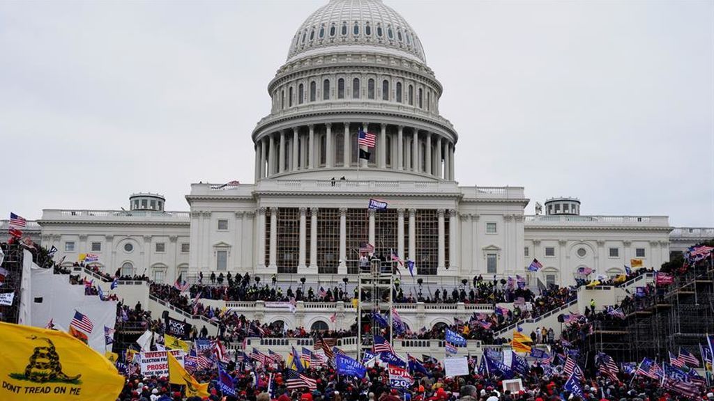 El asalto al Capitolio desata una nueva guerra política en España: la derecha recata el 'Rodea al Congreso' y el 'procés' El asalto al Capitolio desata una nueva guerra política en España: la derecha recata el 'Rodea al Congreso' y el 'procés'