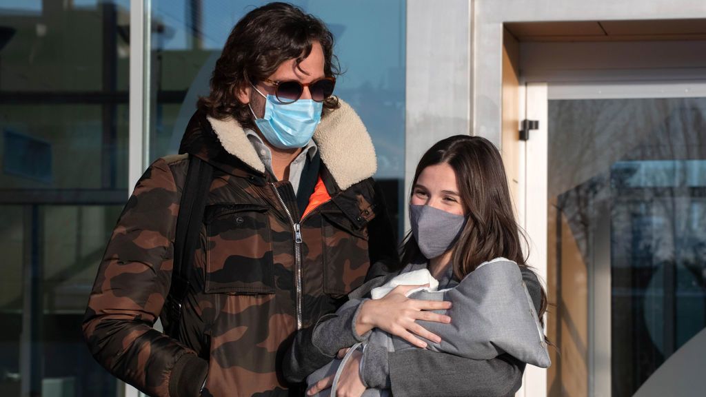Feliciano y Sandra Gago posan con su hijo Darío a su salida del hospital