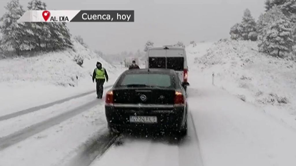 La nevada complica la circulación en las carreteras: atascos y vehículos atrapados