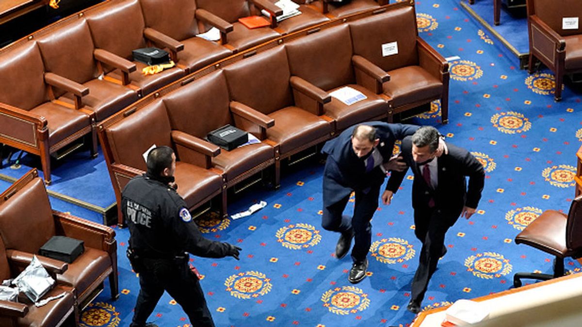 Muere una mujer, partidaria de Trump, por un disparo de la Policía en el interior del Capitolio Muere una mujer, partidaria de Trump, por un disparo de la Policía en el interior del Capitolio