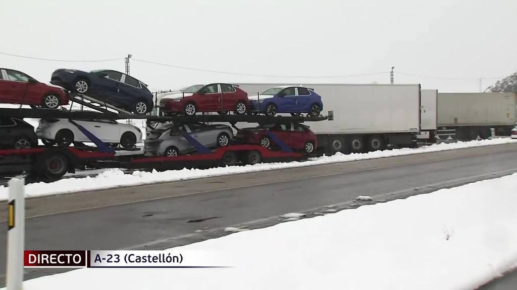 La nieve deja atrapados a decenas de camiones en las carreteras españolas