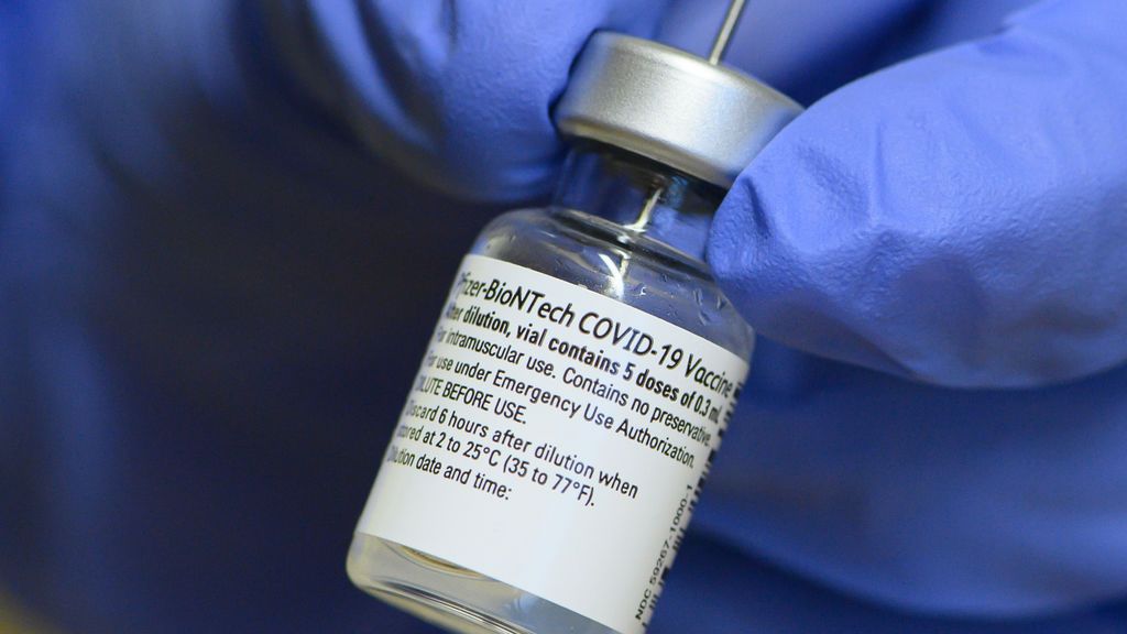 Europa aumenta a 6 las dosis que se pueden extraer de cada vial de la vacuna de Pfizer Europa aumenta a 6 las dosis que se pueden extraer de cada vial de la vacuna de Pfizer