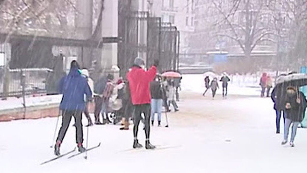 El Retiro de Madrid se llena de esquiadores debido a la gran nevada de este viernes