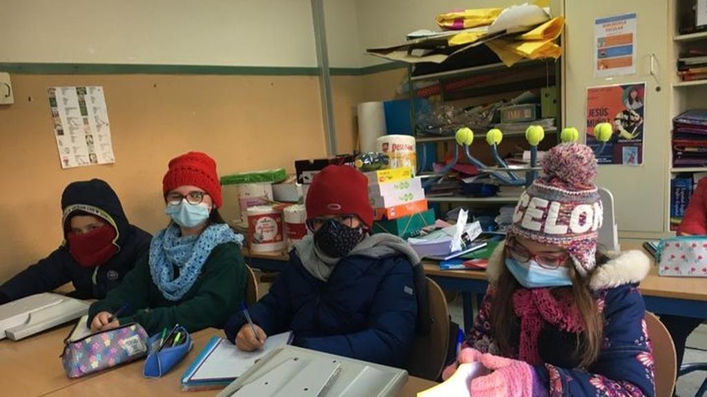 Padres de alumnos se quejan en Almería de que se den clases con las ventanas abiertas Padres de alumnos se quejan en Almería de que se den clases con las ventanas abiertas