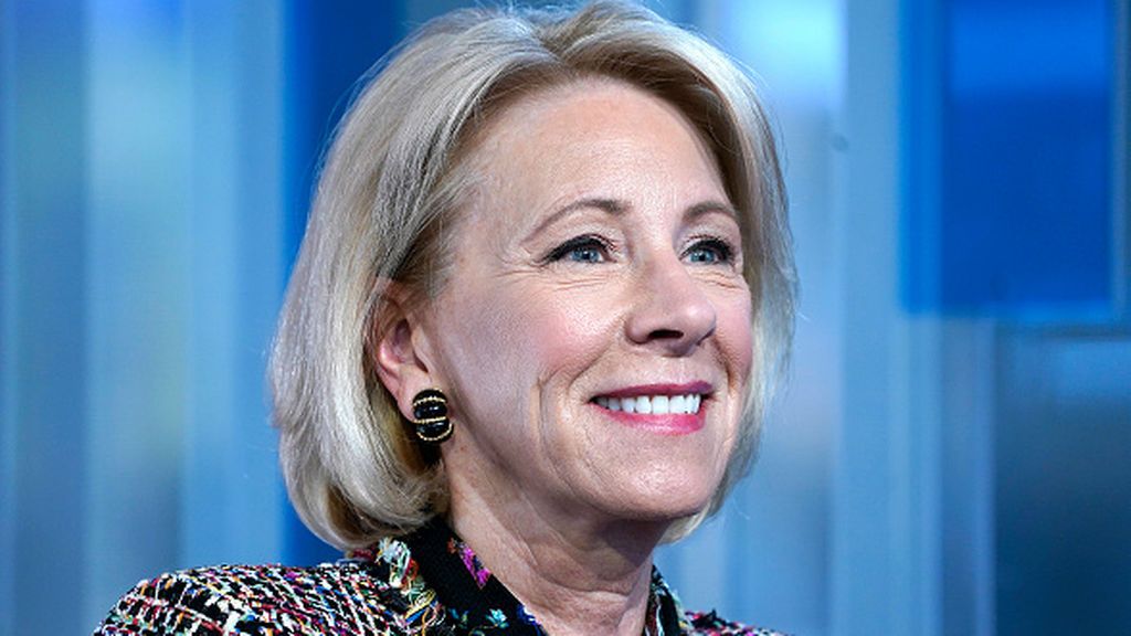 La secretaria de Educación de EEUU dimite señalando "el impacto" que la retórica de Trump tuvo en el asalto La secretaria de Educación de EEUU dimite señalando "el impacto" que la retórica de Trump tuvo en el asalto