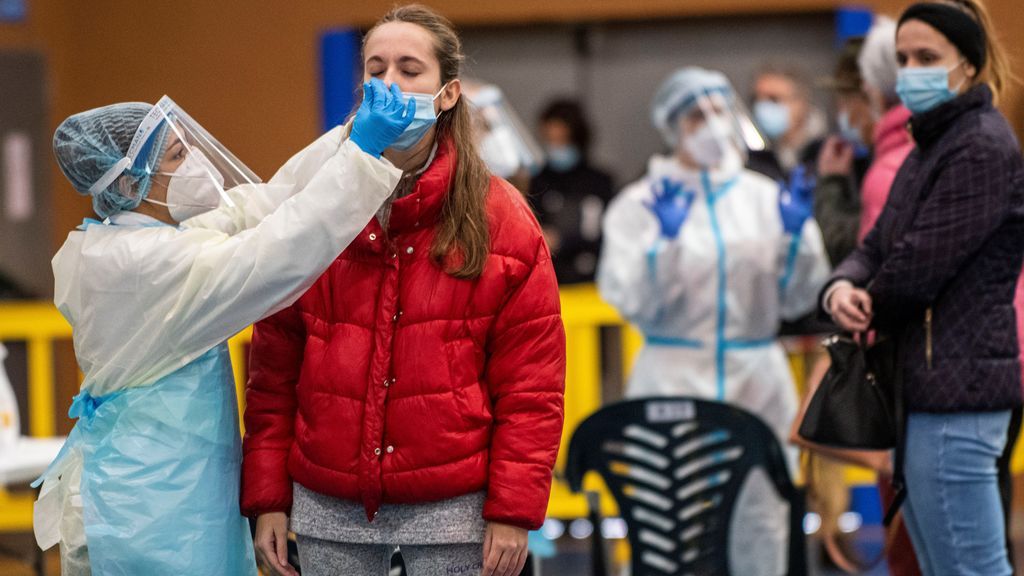 La Navidad deja 2.000 muertos y 200.000 contagios mientras el Gobierno descarta por ahora un confinamiento La Navidad deja 2.000 muertos y 200.000 contagios mientras el Gobierno descarta por ahora un confinamiento