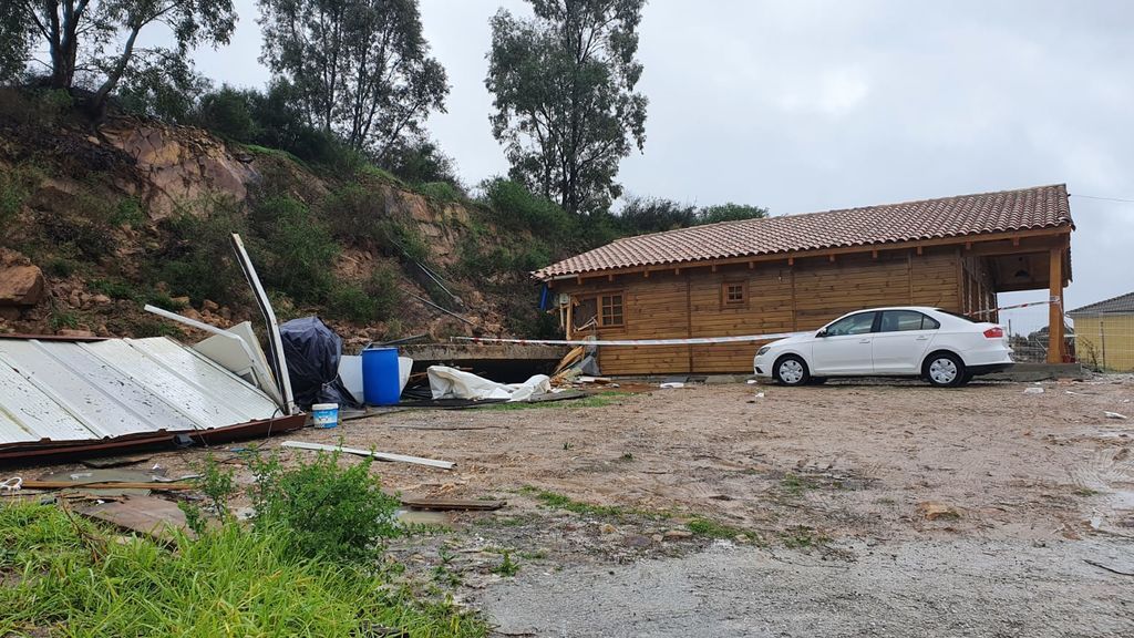 Un hombre y su hijo, hospitalizados tras caerles encima el muro de su casa por las lluvias en Algeciras Un hombre y su hijo, hospitalizados tras caerles encima el muro de su casa por las lluvias en Algeciras