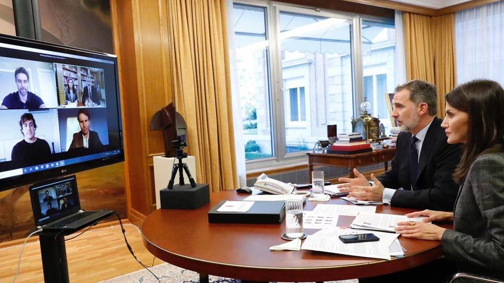 Felipe y Letizia comenzaron a desempeñar sus funciones desde casa.