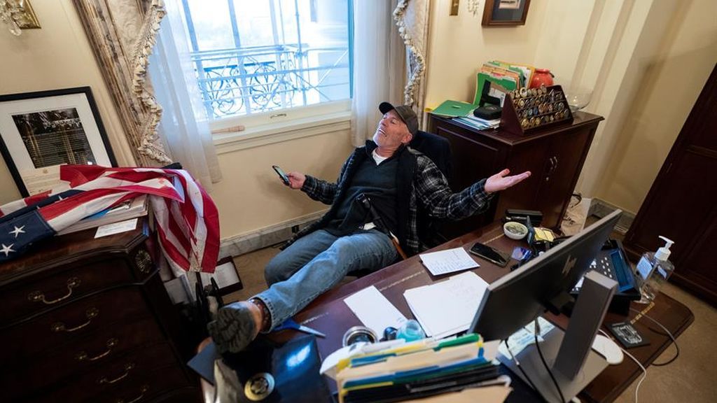 Detenido el asaltante del Capitolio que se fotografió en el despacho de Nancy Pelosi Detenido el asaltante del Capitolio que se fotografió en el despacho de Nancy Pelosi