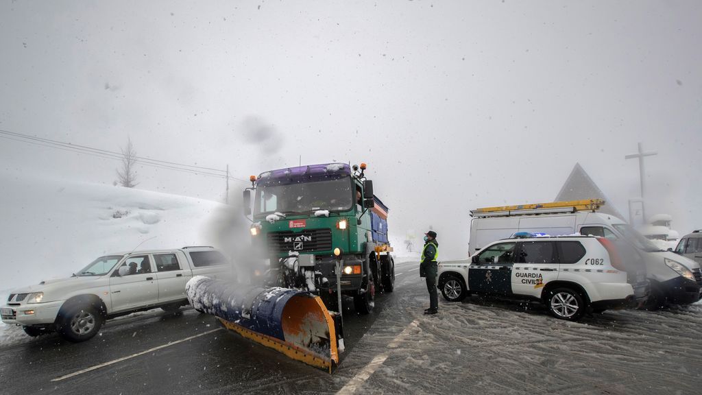 Una máquina quitanieves trabaja limpiando la carretera Una máquina quitanieves trabaja limpiando la carretera
