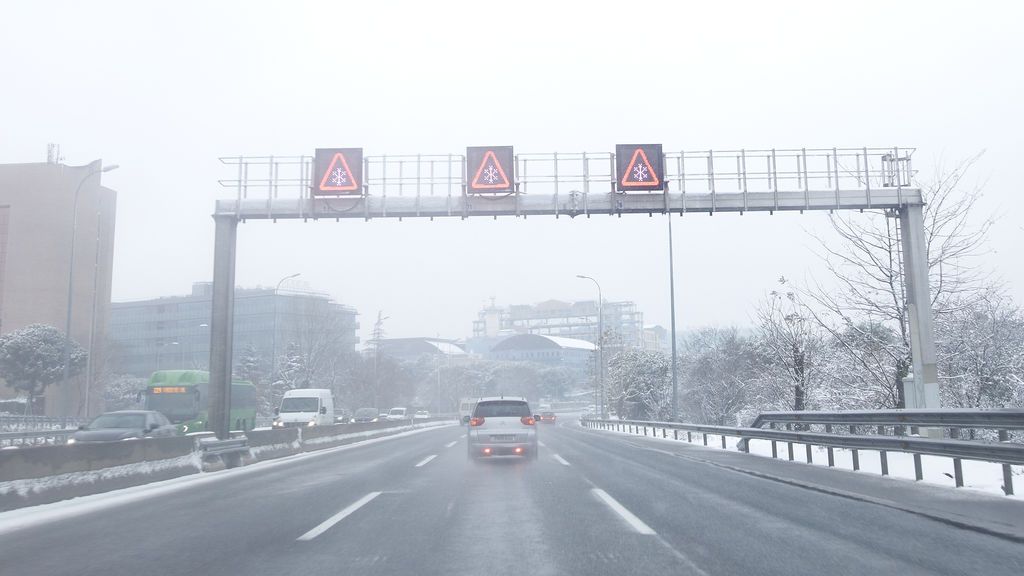 Las carreteras de circunvalación de Madrid sufren cortes por la copiosa nevada Las carreteras de circunvalación de Madrid sufren cortes por la copiosa nevada
