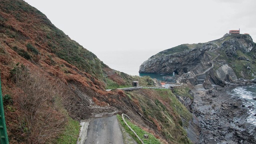 san-juan-gaztelugatxe-desprendimiento san-juan-gaztelugatxe-desprendimiento