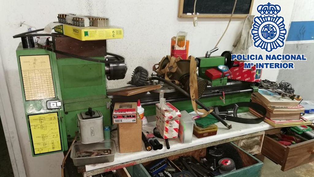Detienen a un anciano que tenía un arsenal en un local alquilado en Málaga Detienen a un anciano que tenía un arsenal en un local alquilado en Málaga
