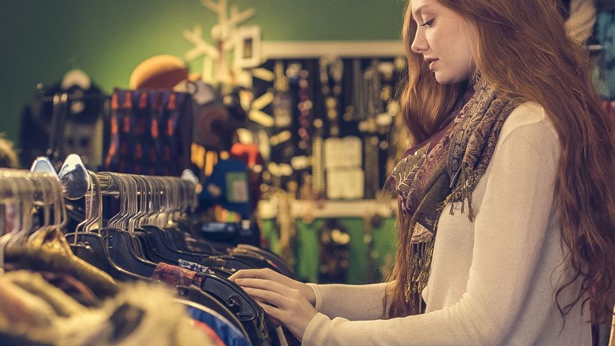 Cada vez más gente compra ropa de segunda mano por ahorro y por motivos sostenibles