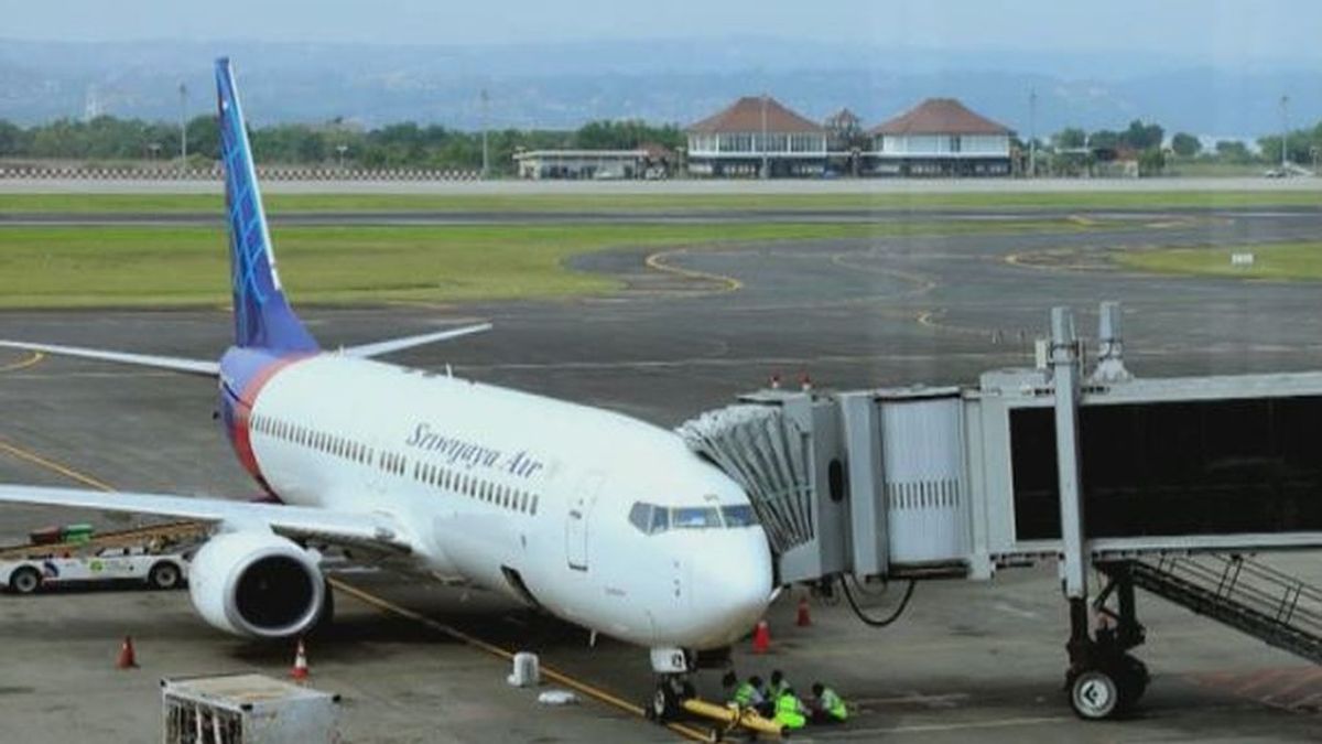 Un avión de una aerolínea indonesia desaparece con 50 personas a bordo Un avión de una aerolínea indonesia desaparece con 50 personas a bordo