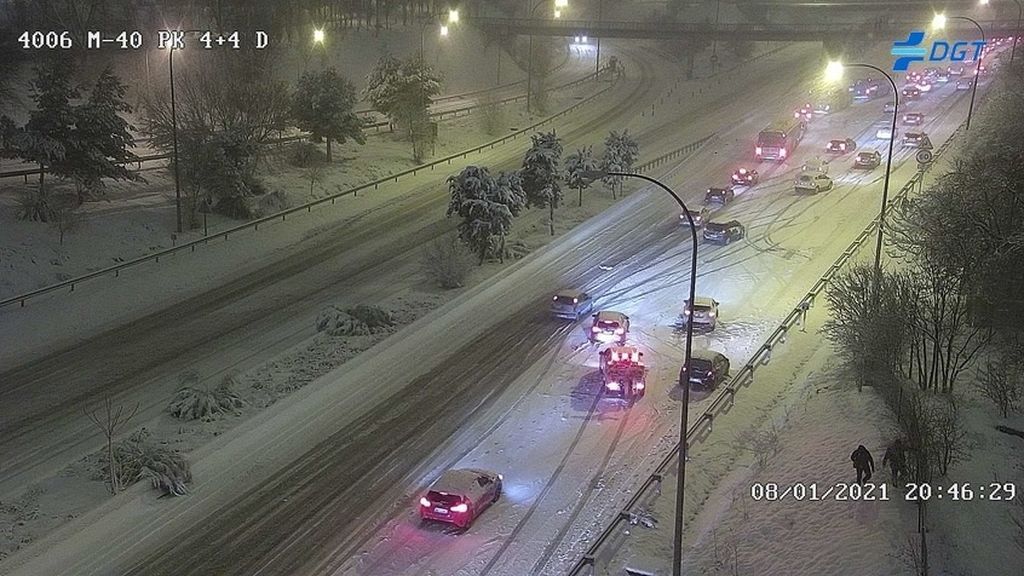 La gran nevada por 'Filomena' colapsa Madrid: cientos de conductores, atrapados en las carreteras