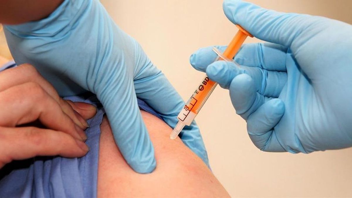 Una enfermera es atendida 32 horas después de presentar síntomas graves tras vacunarse contra covid19