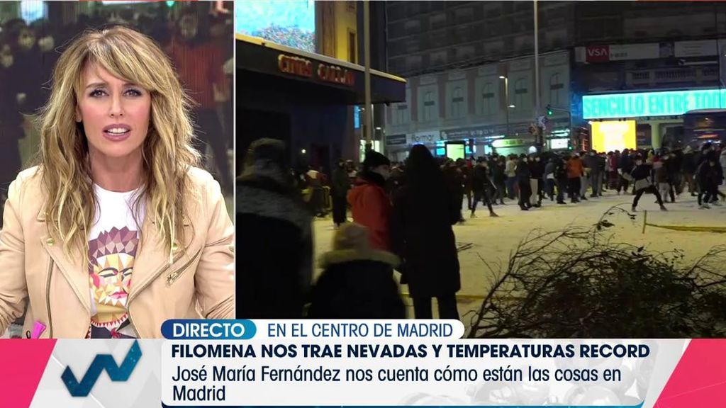 Emma García estalla ante la guerra de bolas de nieve de la plaza Callao: "Este es gili******"