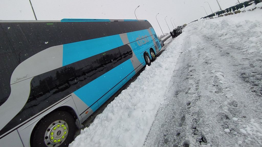 Exterior del autobús atascado por el temporal durante más de 24 horas en Madrid