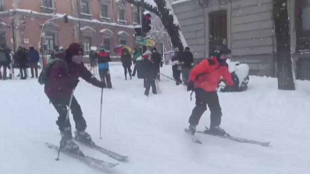 La gran nevada convierte las calles de Madrid en pistas de esquí