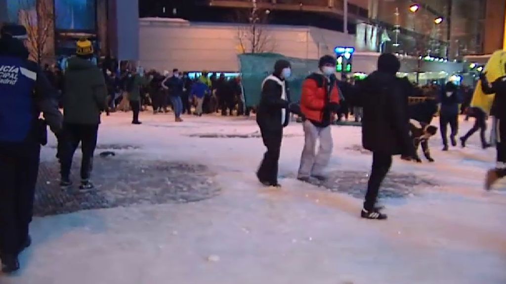 La Policía desaloja a cientos de jóvenes que se tiraban bolas de nieve en el centro de Madrid