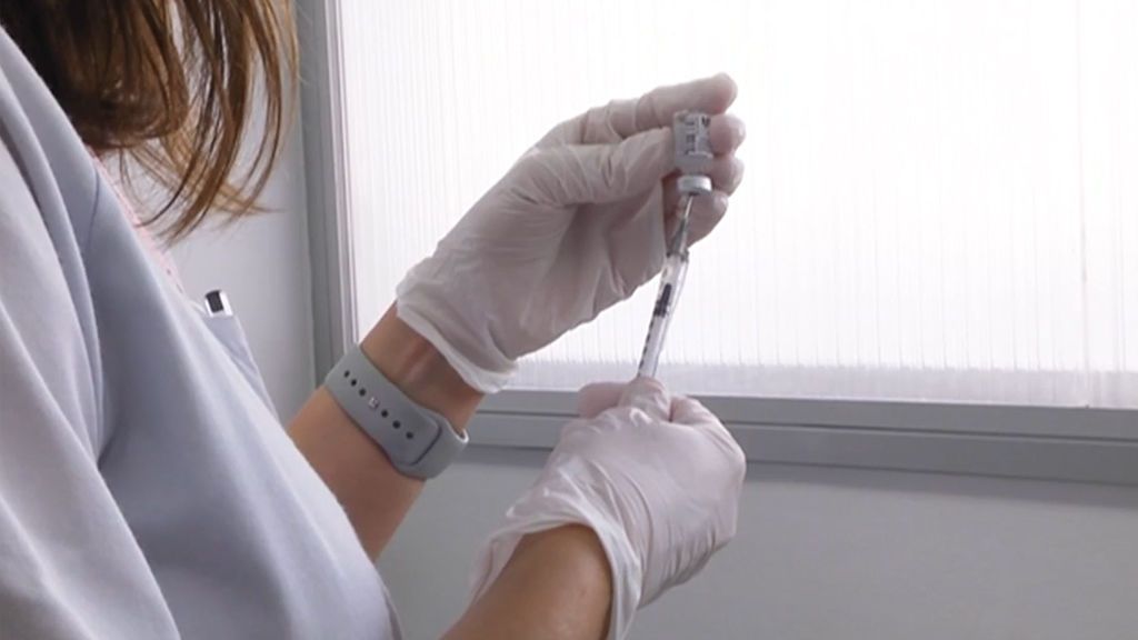 Sanitarios llaman a vacunarse contra el covid: “He visto familias enteras fallecer”