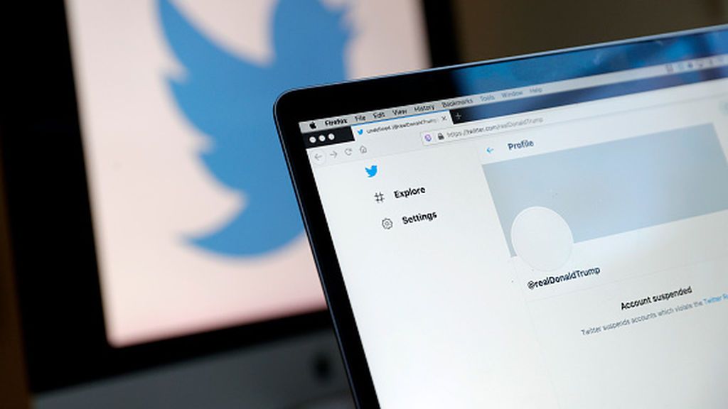 Twitter suspende definitivamente la cuenta de Trump por riesgo de que "incite a la violencia" Twitter suspende definitivamente la cuenta de Trump por riesgo de que "incite a la violencia"
