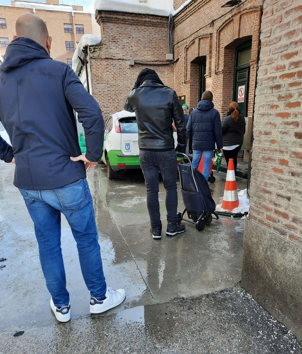 Reparto de sal en el centro de Madrid