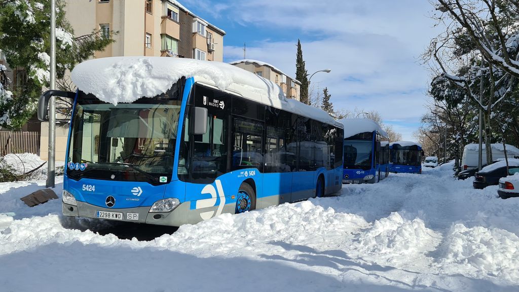 Varios autobuses de la Empresa Municipal de Transportes (EMT) tras la nevada