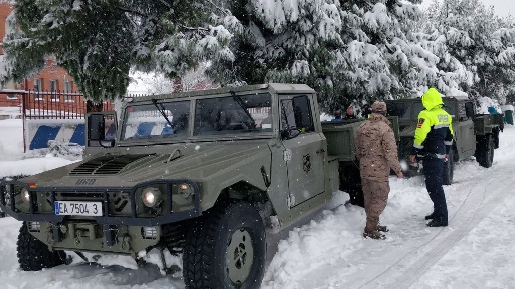 Militares cubiertos de nieve