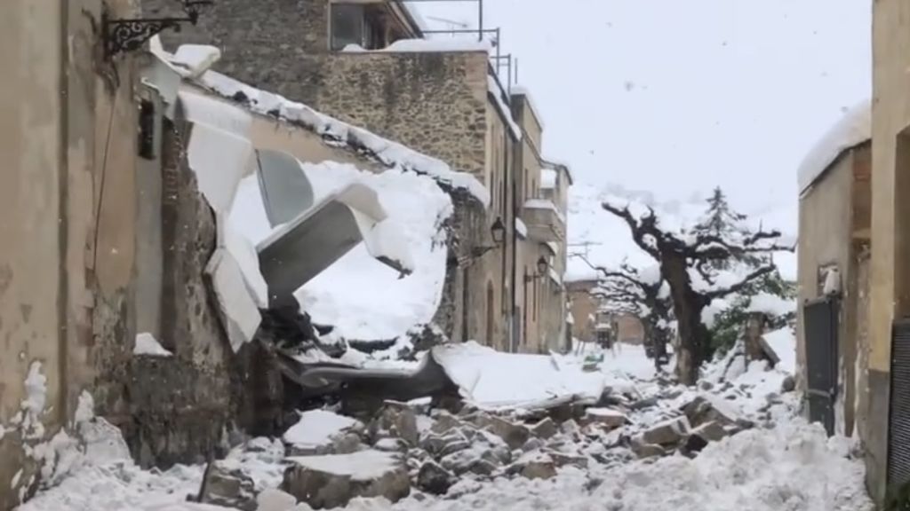 La nieve hunde el techo de una parte de la bodega del Celler Vall Llach en Porrera (Tarragona)