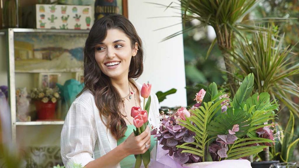 Hande Erçel, una florista en 'Love is in the air'