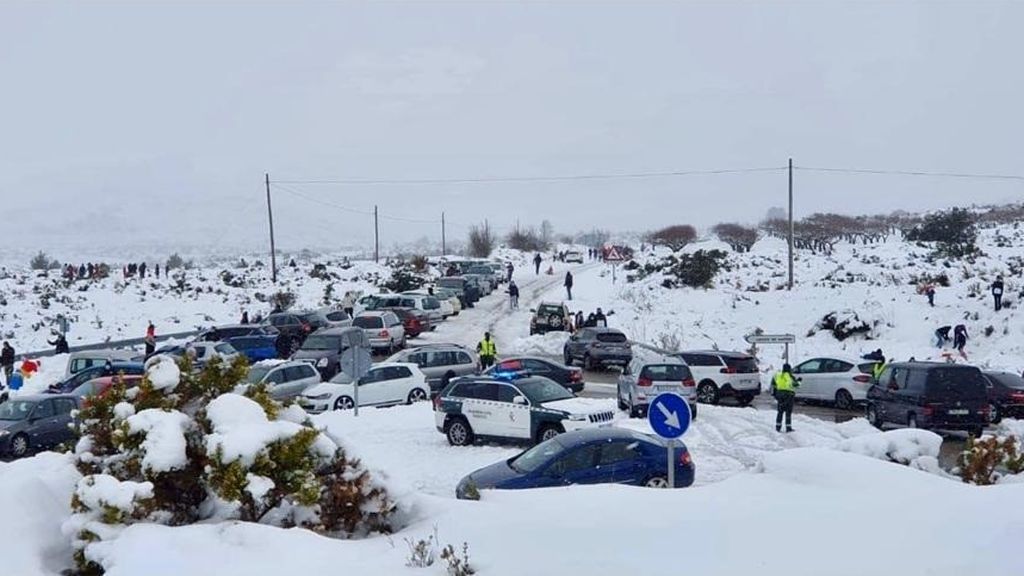 La Guardia Civil auxiliando a multitud de vehículos