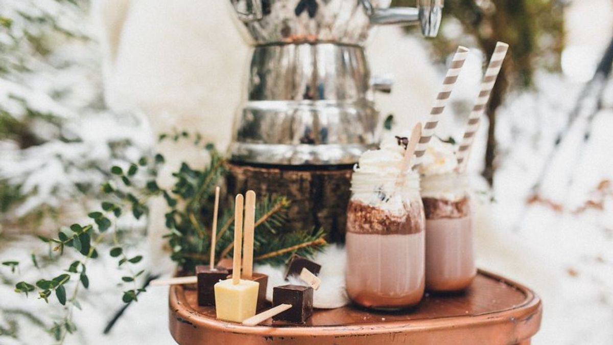 Hot Chocolate Bar, una de las mejores alternativas a los Candy Bar tradicionales: así conseguirás que tus invitados se olviden del frío.