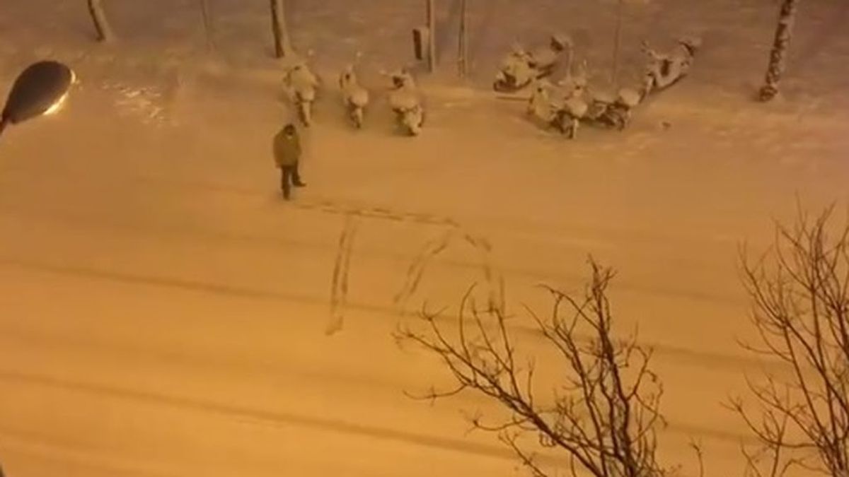 Un hombre conquista la Red con un romántico mensaje para su mujer escrito en la nieve
