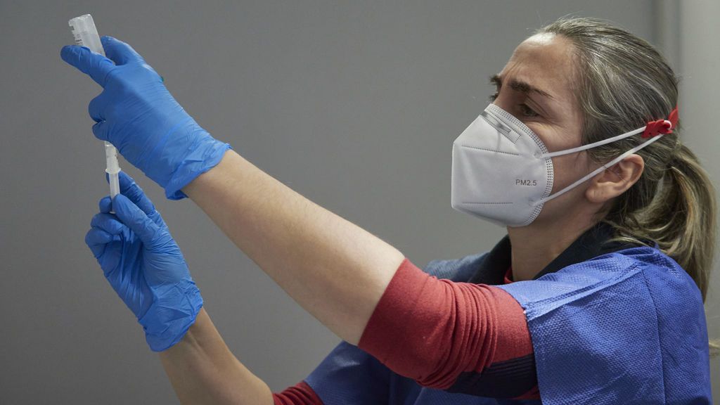 Una trabajadora sanitaria, con material necesario para administrar la vacuna contra la COVID-19, en Pamplona