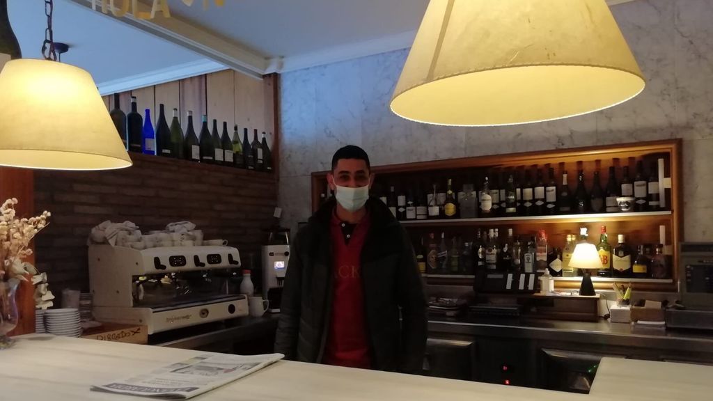 Mohammed El Kaha en el bar del hotel